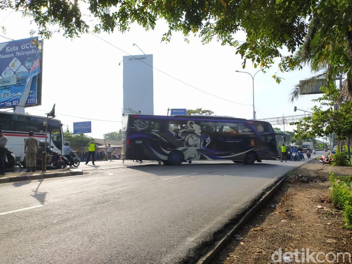 Bus AKAP Diminta Putar Balik di Perbatasan Bekasi-Karawang