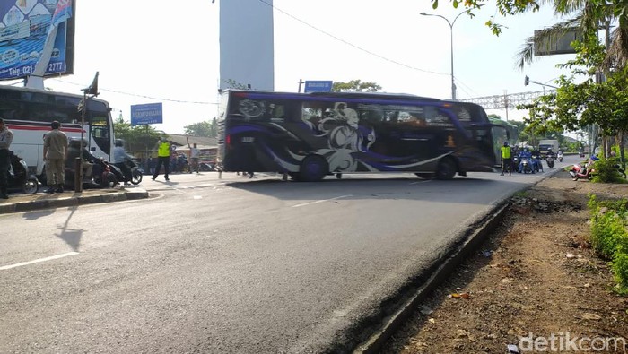 Bus AKAP Diminta Putar Balik di Perbatasan Bekasi-Karawang