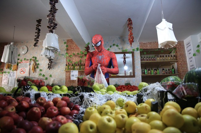 Spiderman Kirim Sayuran hingga Donat, Aksi Kebaikan yang Bikin Senyum
