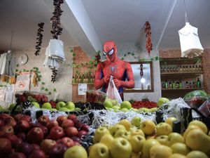 Spiderman Kirim Sayuran hingga Donat, Aksi Kebaikan yang Bikin Senyum