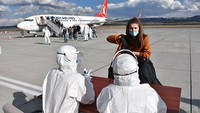 Menurut menteri Menteri Luar Negeri Turki Mevlut Cavusoglu saat ini Turki telah mengevakuasi total 15.000 warga dan telah dibawa pulang dan dikarantina di kota yang berbeda. Cuneyt Celik/Anadolu Agency via Getty Images.