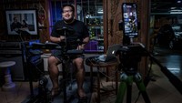 Selama masa pembatasan sosial berskala besar, warga pun sering melakukan aktivitas di dalam rumah seperti olahraga dan bermain musik di dalam rumah. Ulet Ifansasti/Getty Images.