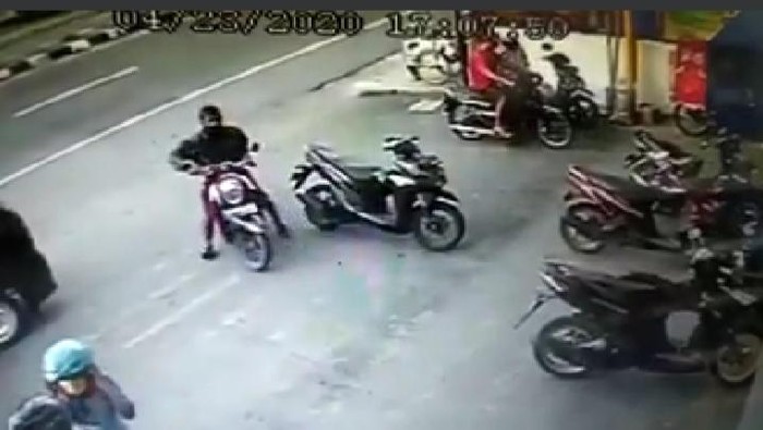Rekaman CCTV pencurian motor di toko swalayan Klaten