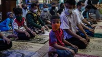 Biasanya saat Ramadan, masyarakat muslim di terbiasa menghabiskan malam dengan kegiatan peribadatan di masjid dan langgar. Namun adanya pandemi dan pemberlakuan PSBB ini tentu menimbulkan dampak psikis bagi warga. Ulet Ifansasti/Getty Images.