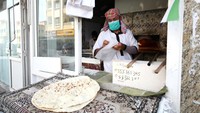Makanan roti dijajakan di depan toko Roti di kawasan Al Satwa, Dubai, Uni Emirat Arab (UEA).