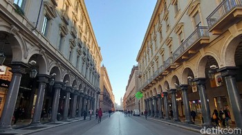 Oppo Reno3 Pro dilengkapi 4 kamera belakang dengan kualitas ultra clear untuk memotret pemandangan jalan Via Roma, Kota Turin. Ini adalah hasil foto dari kamera utama 64MP (Fitraya Ramadhanny/detikcom)