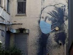 Pandemi Belum Mereda, Banksy Buat Mural Perempuan Bermasker