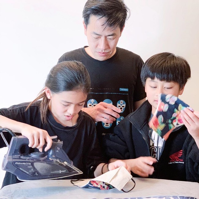 Ashlyn pun menerima donasi untuk orang-orang yang ingin menyumbang. Setiap donasi sebesar $20 atau Rp 311 ribuan, ia akan memproduksi dua masker berbahan katun untuk penyumbang dan empat untuk rumah sakit. Foto: Instagram @pin2gether