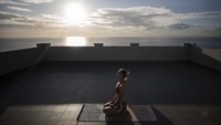 Latihan fisik itu juga kadang ia selingi dengan melakukan yoga.