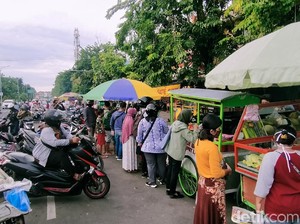 Penjual Takjil di Surabaya Masih Ramai, Tak Ada Physical Distancing