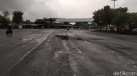 Di hari pertama penerapan larangan mudik, aktivitas tersebut tidak lagi terlihat. Bahkan warung yang biasanya masih buka pun hampir semuanya tutup. 