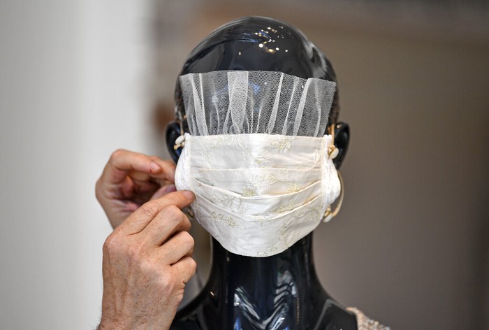 Seorang desainer asal Jerman membuat kreasi masker wajah yang unik agar orang-orang bisa tetap bergaya di tengah pandemi COVID-19.