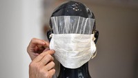 Desainer itu memproduksi masker wajah yang dijahit tangan yang terbuat dari bahan haute couture.