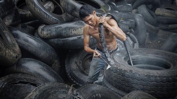 Saat melihat gambar, siapa pun akan segera mengenali bahwa itu adalah gambar orang yang bekerja. Tetapi perbedaannya adalah dia bekerja tidak hanya untuk mencari nafkah tetapi juga untuk melindungi lingkungan dengan menggunakan kembali limbah dan menciptakan produk yang bermanfaat. Bored Panda/Agora Images/trungbui