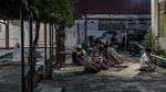 Ups! Masjid Ditutup, Warga Salat Tarawih di Halaman