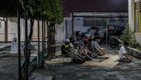 Alhasil, Warga yang nekat pun melaksanakan salat tarawih di halaman Masjid Agung Kauman, Yogyakarta, Kamis (23/4) malam.