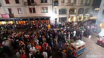 Memotret suasana festival malam hari di Kota Luzern, Swiss. Night mode pada Oppo Reno3 Pro hasilnya maksimal (Fitraya Ramadhanny/detikcom)