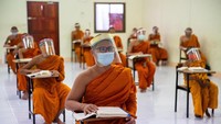 Mereka juga harus menerapkan social distancing di dalam kelas.