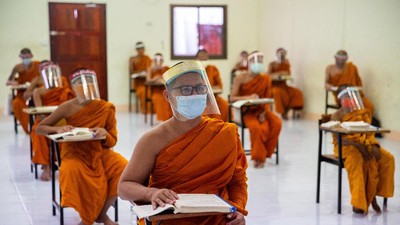 Biksu Muda Bermasker saat Harus Tetap Sekolah di Tengah Corona