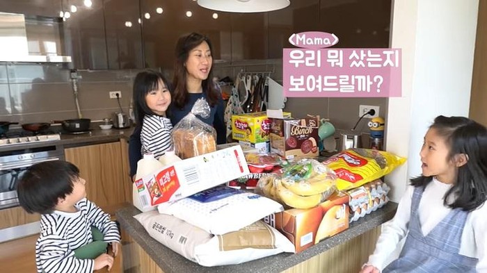 Orang Indonesia beli persiapan puasa di Korea Orang Indonesia beli persiapan puasa di Korea