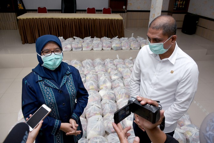 Sekda Sumut Sabrina saat menyerahkan bantuan hasil patungan ASN (dok. Istimewa)