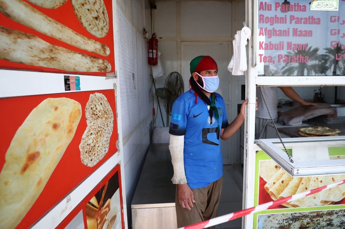 Pedagang Roti di Dubai Bertahan dari Serangan Wabah Corona Pedagang roti di kawasan Dubai turut terdampak wabah Corona. Toko roti yang biasanya ramai jelang ramadhan itu kini tampak sepi dari pembeli.
