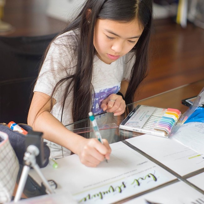 Aku pikir kesulitan terbesarku adalah aku masih harus mengatasi rasa malu. Aku suka mendesain dan membiarkan gambarku dan desainku menunjukkan apa yang aku rasakan atau pikirkan. Aku tidak terlalu baik dalam menjelaskan diriku sendiri atau berbicara di depan orang banyak. Karena itu, kebanyakan orang tidak tahu apa yang aku lakukan, kata Ashlyn mengenai kemampuan desainnya. Foto: Instagram @pin2gether