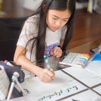 Aku pikir kesulitan terbesarku adalah aku masih harus mengatasi rasa malu. Aku suka mendesain dan membiarkan gambarku dan desainku menunjukkan apa yang aku rasakan atau pikirkan. Aku tidak terlalu baik dalam menjelaskan diriku sendiri atau berbicara di depan orang banyak. Karena itu, kebanyakan orang tidak tahu apa yang aku lakukan, kata Ashlyn mengenai kemampuan desainnya. Foto: Instagram @pin2gether