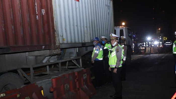 Polisi periksa kendaraan di Tol Cikarang