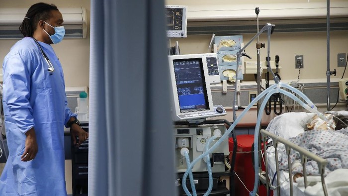 Amerika Serikat menjadi negara terbanyak dalam kasus virus corona, hal tersebut membuat tenaga medisnya juga sangat terimbas dalam hal pelayanan, seperti ini potretnya.