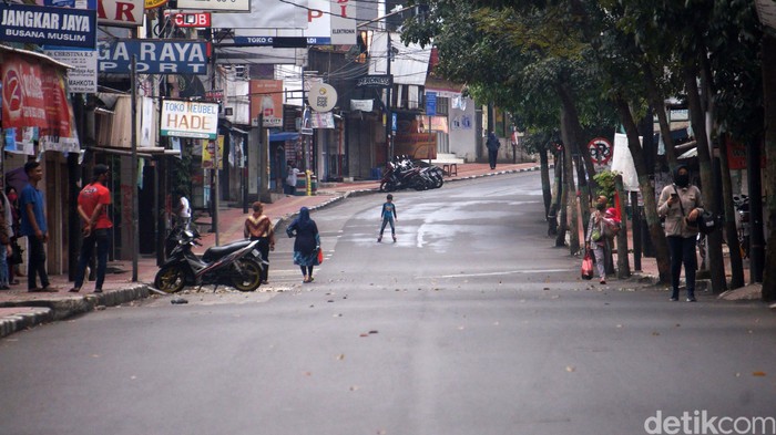 Pemerintah Kota Cimahi akhirnya menutup sejumlah ruas jalan di kota tersebut. Penutupan dilakukan karena selama ini warga tidak mematuhi aturan PSBB.