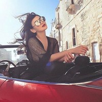 Di balik foto-fotonya yang glamour di Instagram, Fitria Yusuf juga kerap ikut serta melakukan aksi sosial khususnya di Warung Nasi Kuning Podjok Halal yang didirikan ayahnya, Jusuf Hamka. Warung nasinya tersebut ditujukan bagi kaum dhuafa dan fakir miskin serta terbuka bagi mereka yang dalam kesulitan finansial akibat dampak COVID-19. Foto: Instagram @fitriayusuf_official