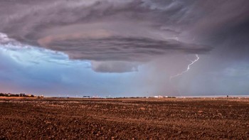 Potret ketika badai supercell  tiba-tiba terbentuk. Rotasi badai yang terjadi saat matahari terbenam sangat menakjubkan. Untungnya, badai itu tidak mendarat, dan tidak ada yang terluka. Selama beberapa tahun terakhir, California telah mengalami kekeringan parah, kebakaran hebat, dan badai, semua karena perubahan iklim. Bored Panda/Agora Images/bachir01