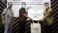 Bantuan yang diberikan  tersebut berupa Alat Pelindung Diri (APD) dan Alat Kesehatan yang terdiri dari sarung tangan, face shield, sepatu dan kacamata medis. Foto: Istimewa.