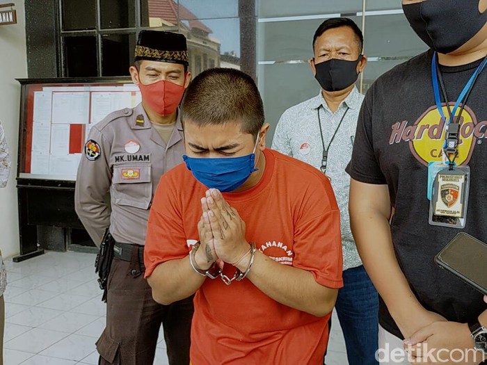Pemuda yang memelesetkan Lagu Aisyah Istri Rasulullah sudah ditetapkan sebagai tersangka. Ia dijerat dua pasal sekaligus.