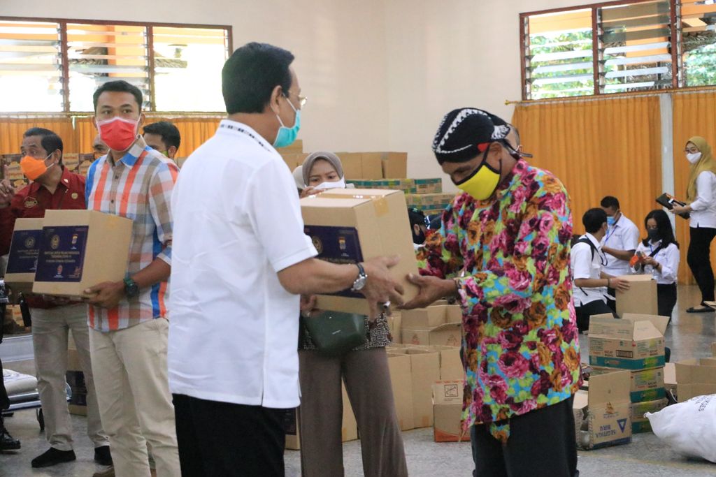 Pemberian sembako pada pekerja sektor pariwisata Yogyakarta.