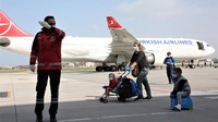 Wakil Presiden Turki Fuat Oktay sebagaimana dilansir Anadolu Agency, mengungkapkan di akun Twitter-nya, bahwa akan dilakukan operasi evakuasi untuk para pendatang asal Turki di banyak negara. Dia mengatakan, Turki selalu berdiri di sisi rakyatnya terlepas dari keberadaan mereka di tengah pandemi. Necat Hazar/Anadolu Agency via Getty Images.