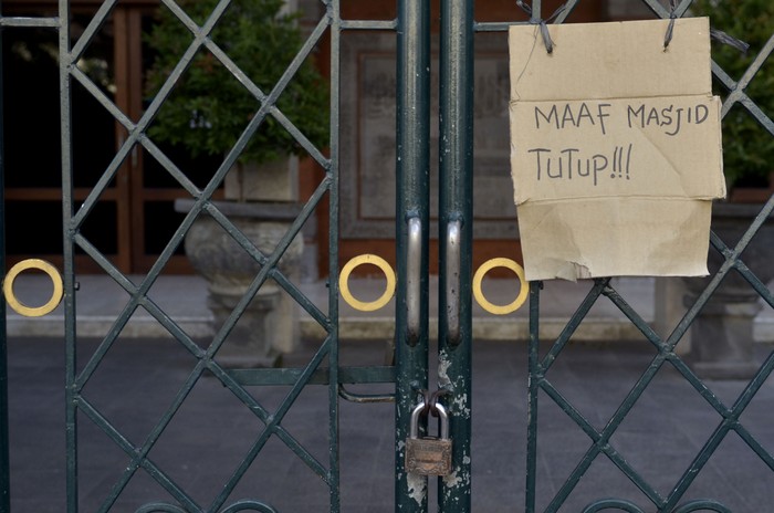 AKTIVITAS BERIBADAH DI MASJID DI BALI DITIADAKAN Pengumuman masjid ditutup terpasang di pagar Masjid An-Nur, Sanglah, Denpasar, Bali, Jumat (24/4/2020). Seluruh masjid di wilayah Bali meniadakan aktivitas beribadah bagi para jamaah selama bulan Ramadhan sebagai salah satu upaya untuk mencegah penyebaran COVID-19. ANTARA FOTO/Fikri Yusuf/wsj.
