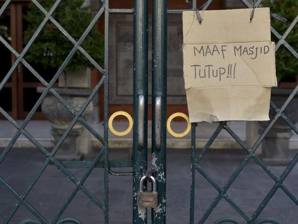 Pengumuman, Masjid Ini Ditutup!