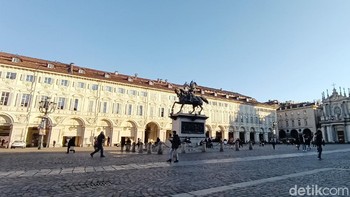 Oppo Reno3 Pro punya kamera ultrawide 8MP, cocok untuk memotret alun-alun Piazza San Carlo di Kota Turin, Italia (Fitraya Ramadhanny/detikcom)