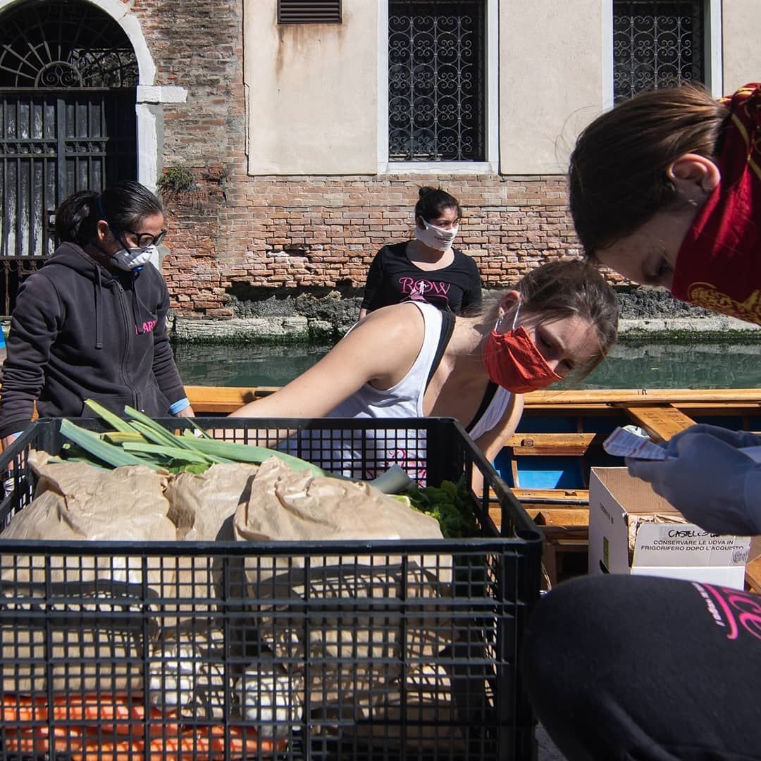 antarkan makanan di venesia