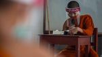 Biksu Muda Bermasker saat Harus Tetap Sekolah di Tengah Corona