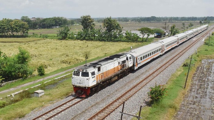 Pemerintah telah resmi melarang mudik mulai hari Jumat (24 April 2020). Transportasi penerbangan, kereta api, hingga jalan Tol Jakarta-Cikampek pun ditutup.