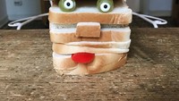 Tumpukkan roti tawar ini dibentuk Timm menyerupai karakter monster. Untuk bagian mata, Timm menggunakan anggur hijau lho! Foto: Instagram @virgin_honey
