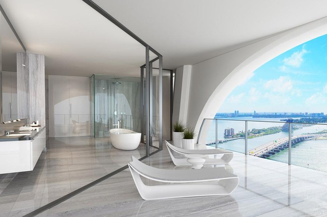 Penghuni akan dimanjakan dengan panorama pantai Miami yang tersohor itu. Bahkan dari kamar mandi sekalipun. (Foto: Instagram)