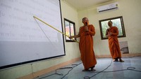 Seorang guru nampak menjelaskan materi pada siswanya meski dunia sedang berduka dirundung virus Corona.