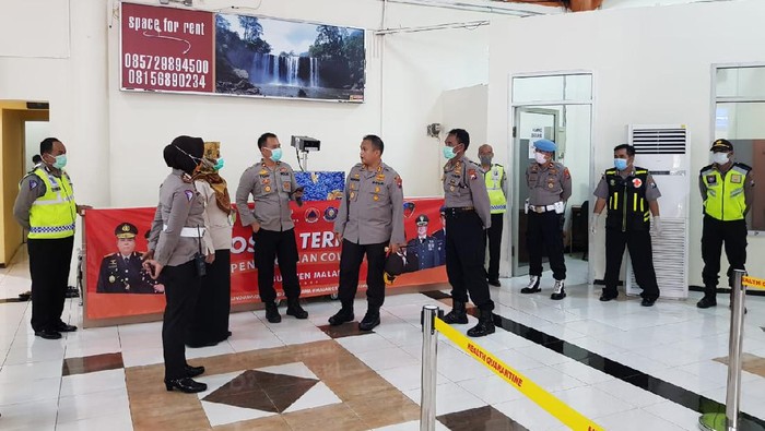 Pos pemeriksaan kedatangan penumpang di Bandara Abdulrachman Saleh