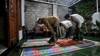 Sekretaris Komisi Fatwa Majelis Ulama Indonesia (MUI) Asrorun Niam Sholeh mengimbau agar seluruh aktivitas keagamaan saat Ramadhan dipusatkan di rumah. Menurutnya, hal ini dapat mencegah meluasnya penyebaran virus Corona (COVID-19). Agung Supriyanto/AFP via Getty Images.