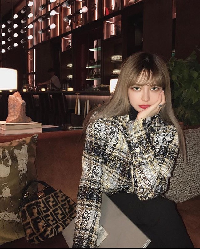 Grace rupanya mematuhi permintaan Show Luo selama sembilan tahun mereka pacaran. Namun, untuk alasan tertentu, Grace akhrinya terdorong untuk melihat ponsel Show Luo. Saat itulah ia menemukan Show Luo memiliki telepon lain, yang digunakan secara khusus untuk berbicara dengan wanita lain. Foto: Instagram