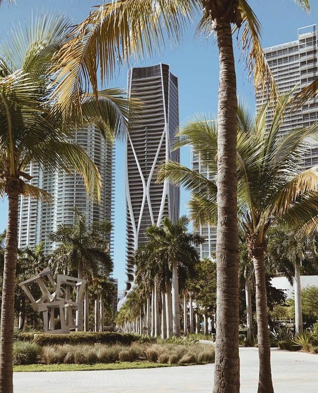 Inilah gedung One Thousand Museum di Miami, Florida, AS, yang kabarnya menjadi tempat tinggal baru keluarga David Beckham.  Dikabarkan Variety, David dan Victoria Beckham membeli satu dari 10 unit penthouse yang ada di bangunan rancangan arsitek  ternama Zaha Hadid. (Foto: Instagram)